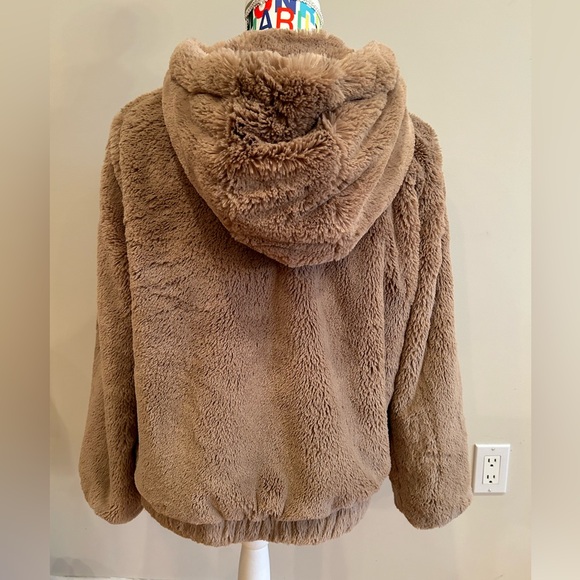 Urban Heritage faux fur jacket with zippered front and hood. - Picture 4 of 5